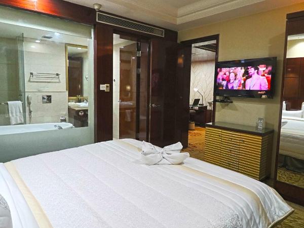 SkyCity Hotel Gurgaon : photo 8 de la chambre royal suite with 15 min head or foot massage ,2hrs conference meeting room , free night club !(subject to availability)
