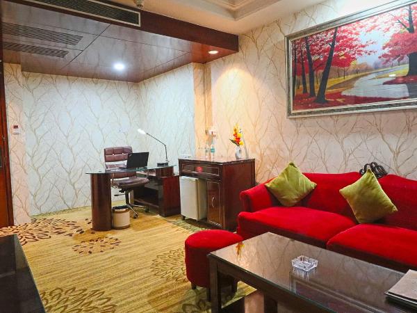 SkyCity Hotel Gurgaon : photo 10 de la chambre royal suite with 15 min head or foot massage ,2hrs conference meeting room , free night club !(subject to availability)