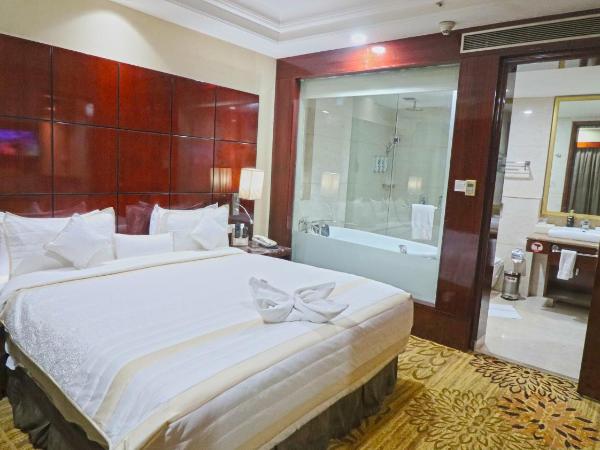 SkyCity Hotel Gurgaon : photo 6 de la chambre royal suite with 15 min head or foot massage ,2hrs conference meeting room , free night club !(subject to availability)