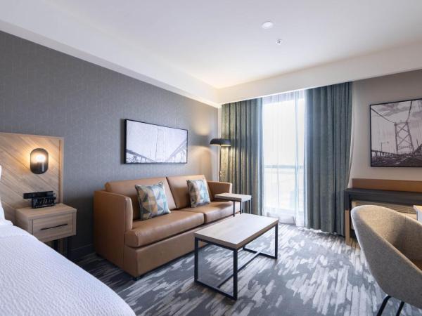 Sandman Signature Dartmouth Hotel & Suites : photo 2 de la chambre chambre 1 lit king-size standard avec canapé-lit