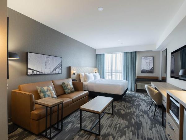 Sandman Signature Dartmouth Hotel & Suites : photo 2 de la chambre standard room, 1 king bed, sofa bed, euro bathroom