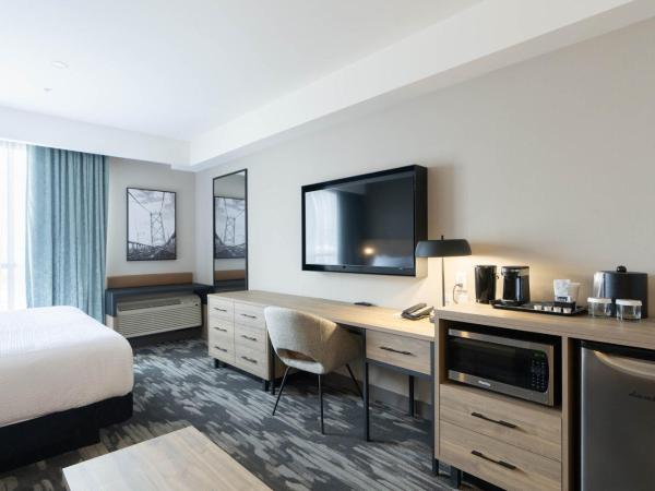 Sandman Signature Dartmouth Hotel & Suites : photo 4 de la chambre standard room, 1 king bed, sofa bed, euro bathroom