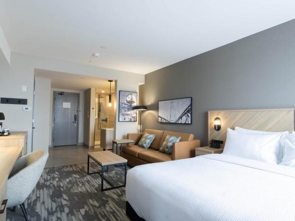Sandman Signature Dartmouth Hotel & Suites : photo 1 de la chambre standard room, 1 king bed, sofa bed, euro bathroom