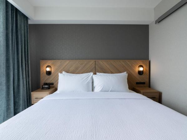 Sandman Signature Dartmouth Hotel & Suites : photo 1 de la chambre suite standard avec 1 lit king-size, canapé-lit et cuisine