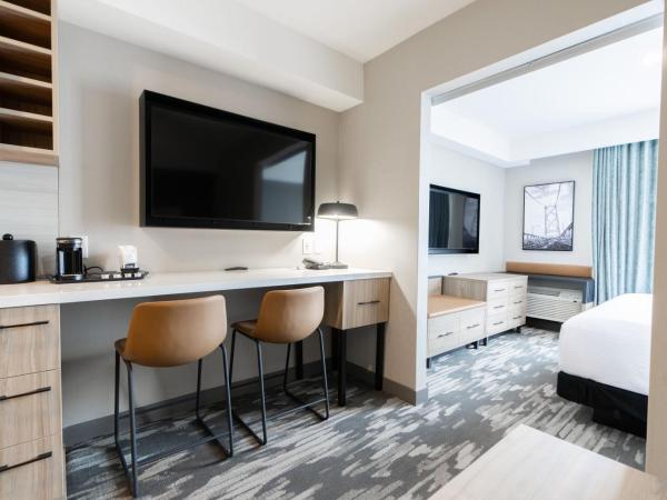 Sandman Signature Dartmouth Hotel & Suites : photo 4 de la chambre suite standard avec 1 lit king-size, canapé-lit et cuisine