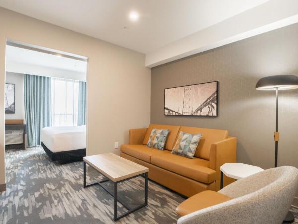 Sandman Signature Dartmouth Hotel & Suites : photo 3 de la chambre suite standard avec 1 lit king-size, canapé-lit et cuisine