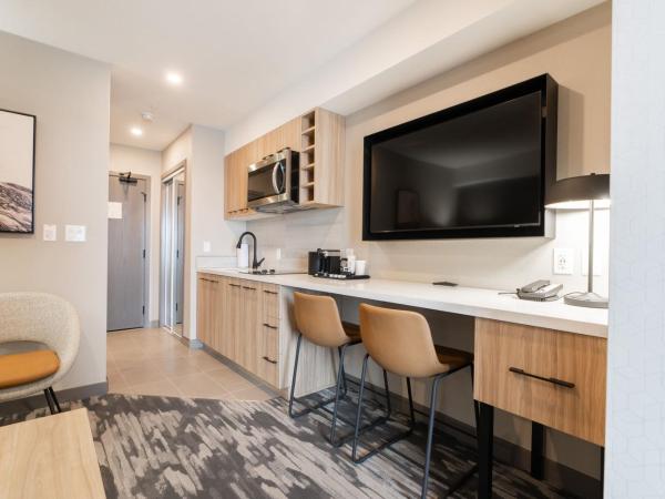 Sandman Signature Dartmouth Hotel & Suites : photo 5 de la chambre suite standard avec 1 lit king-size, canapé-lit et cuisine