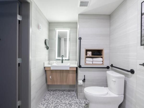 Sandman Signature Dartmouth Hotel & Suites : photo 4 de la chambre accessible room, 1 queen bed, roll-in shower
