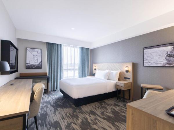 Sandman Signature Dartmouth Hotel & Suites : photo 1 de la chambre accessible room, 1 queen bed, roll-in shower