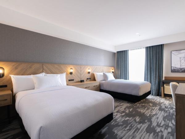 Sandman Signature Dartmouth Hotel & Suites : photo 1 de la chambre accessible room, 2 double beds, roll-in shower