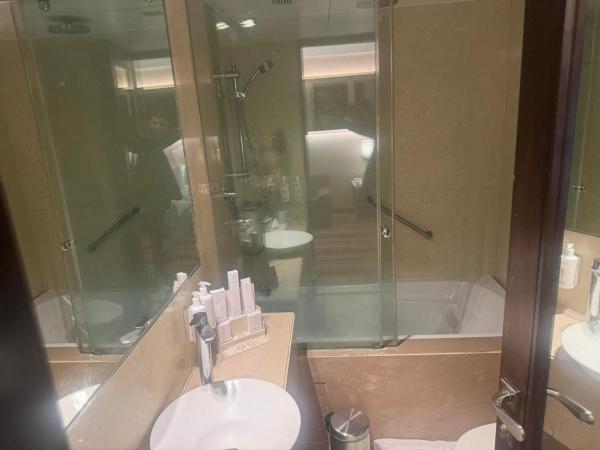 The Sahil Hotel : photo 3 de la chambre superior room with bathtub king bed