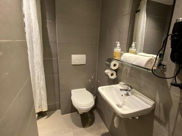 Hotel Old Quarter : photo 2 de la chambre chambre double ou lits jumeaux avec salle de bains privative
