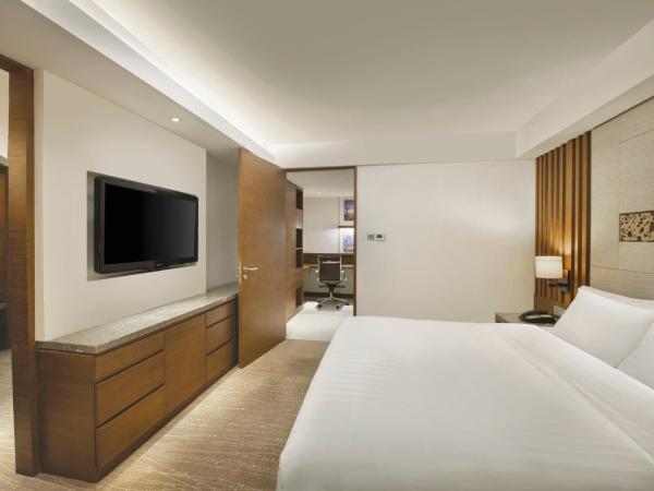 Crowne Plaza Guangzhou City Centre, an IHG Hotel - Free shuttle between hotel and Exhibition Center during Canton Fair & Exhibitor registration Counter : photo 5 de la chambre suite 2 chambres