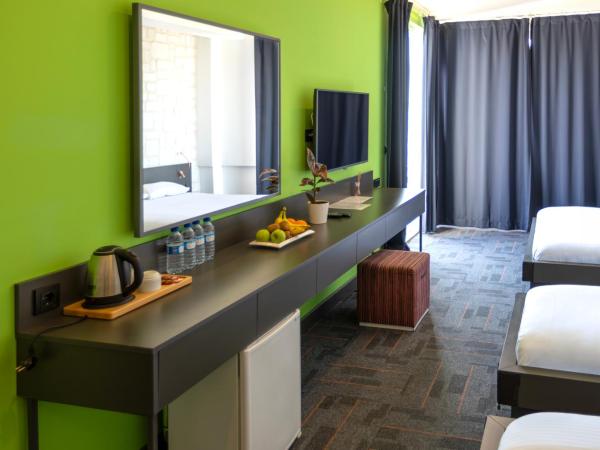 Mene City Hotel : photo 5 de la chambre chambre quadruple - vue sur mer
