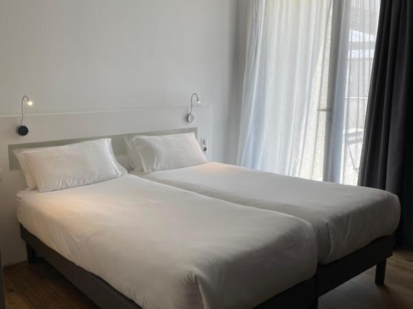 Hotel Restaurant Santiago : photo 3 de la chambre chambre lits jumeaux pour personnes à mobilité réduite