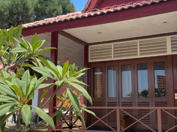 Lovita Tanjung Bidara Beach Resort : photo 1 de la chambre chalet sea view 