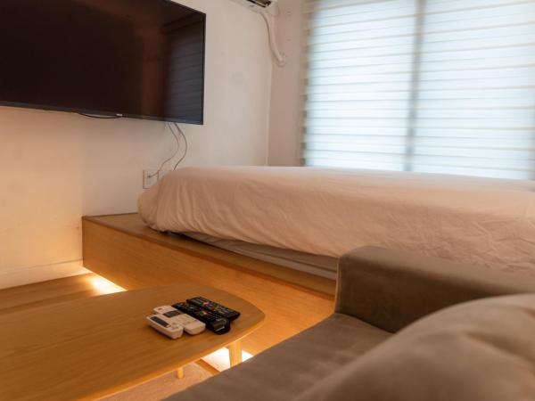 Myeongdong Artmonstay : photo 6 de la chambre chambre avec 2 grands lits queen-size
