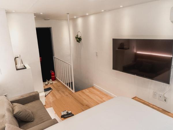 Myeongdong Artmonstay : photo 4 de la chambre chambre avec 2 grands lits queen-size