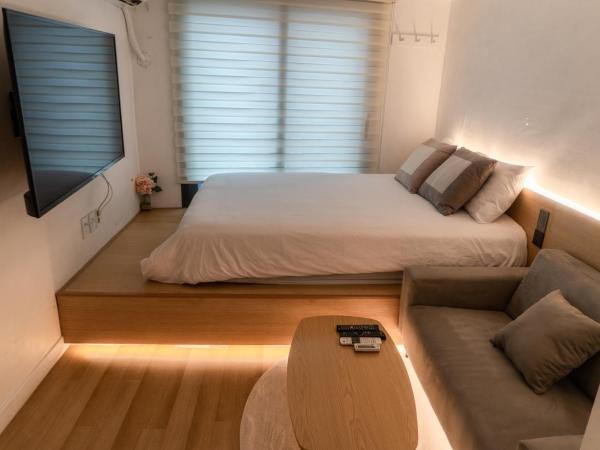 Myeongdong Artmonstay : photo 3 de la chambre chambre avec 2 grands lits queen-size