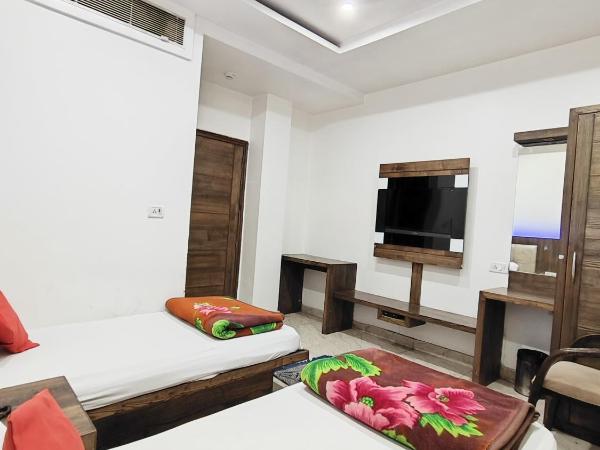 saffron inn paharganj : photo 7 de la chambre chambre lits jumeaux avec salle de bains privative
