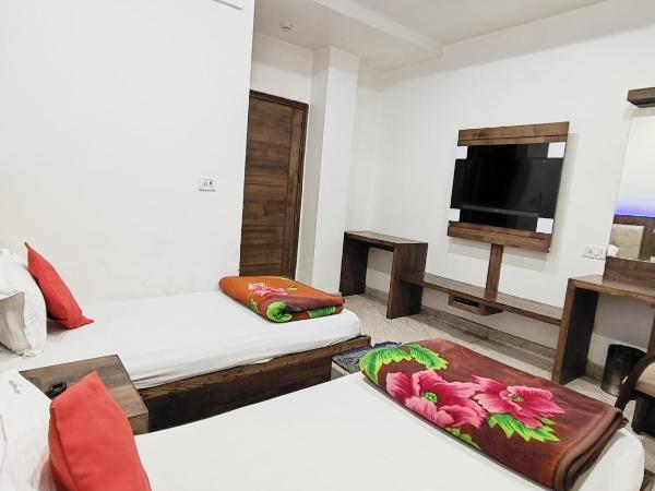 saffron inn paharganj : photo 9 de la chambre chambre lits jumeaux avec salle de bains privative
