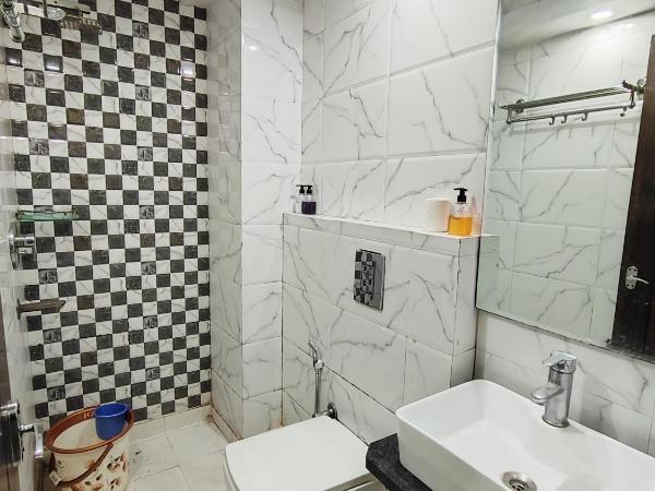 saffron inn paharganj : photo 1 de la chambre chambre double avec salle de bains privative