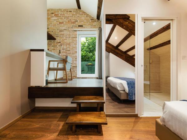 Azur Palace Luxury Rooms : photo 5 de la chambre chambre double deluxe avec balcon