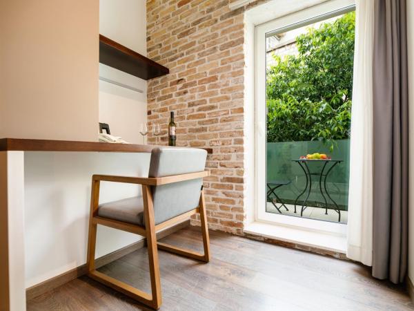 Azur Palace Luxury Rooms : photo 6 de la chambre chambre double deluxe avec balcon