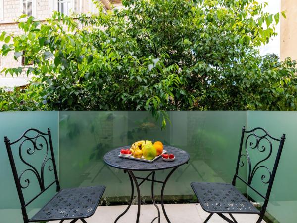 Azur Palace Luxury Rooms : photo 4 de la chambre chambre double deluxe avec balcon