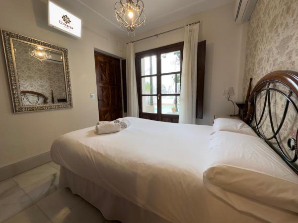 Suite Comares : photo 5 de la chambre chambre double avec accès à la piscine