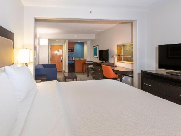 Holiday Inn Express Hotel & Suites Jacksonville Airport, an IHG Hotel : photo 1 de la chambre suite lit king-size – non-fumeurs