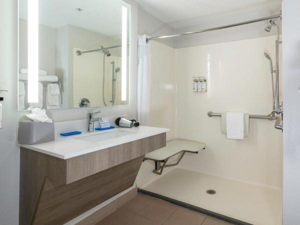 Holiday Inn Express Hotel & Suites Jacksonville Airport, an IHG Hotel : photo 1 de la chambre chambre lits jumeaux - douche accessible en fauteuil roulant