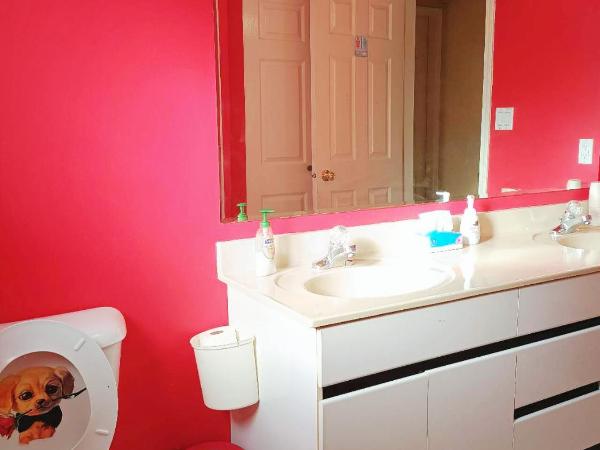 LLT HomeAway : photo 5 de la chambre chambre double avec salle de bains commune
