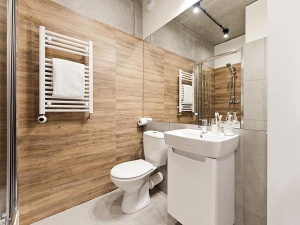 SHED Living Kraków : photo 3 de la chambre chambre simple avec salle de bains privative