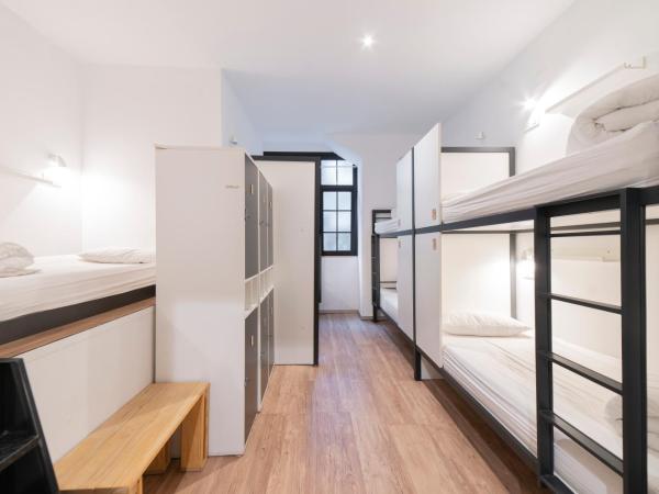 Koba Hostel : photo 2 de la chambre lit dans dortoir de 8 lits avec salle de bains privative