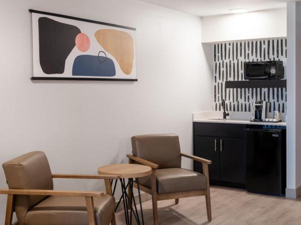 Atwell Suites Austin Airport, an IHG Hotel : photo 5 de la chambre chambre exécutive avec 2 lits queen-size 