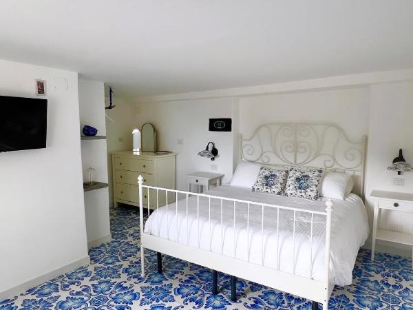 Suite Villa Carolina : photo 4 de la chambre chambre double - vue sur jardin