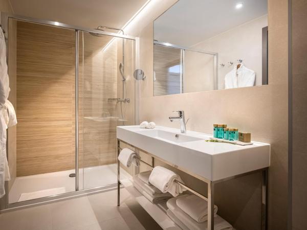 Aminess Khalani Hotel : photo 6 de la chambre  chambre de luxe avec balcon - vue partielle sur mer