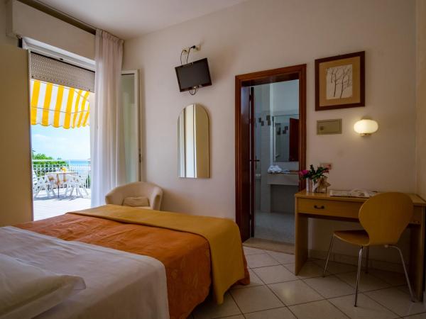 Hotel Villa dei Fiori - sul mare con piscina : photo 2 de la chambre chambre double - vue sur mer