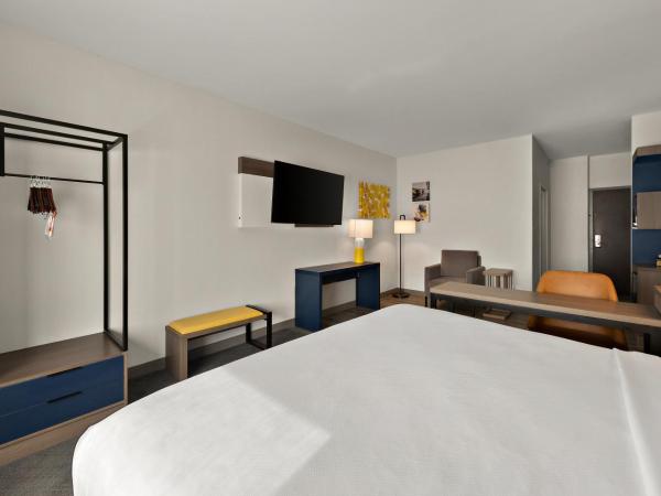 Comfort Suites Columbus East Broad : photo 8 de la chambre suite lit king-size