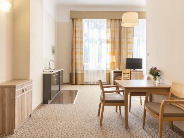 Hotel Cesarskie Ogrody : photo 2 de la chambre double apartment in villa building