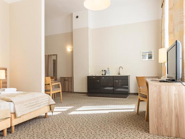 Hotel Cesarskie Ogrody : photo 3 de la chambre triple apartment in villa building