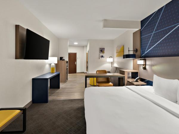 Comfort Suites Columbus East Broad : photo 1 de la chambre suite avec lit king-size pour personnes à mobilité réduite - non-fumeurs