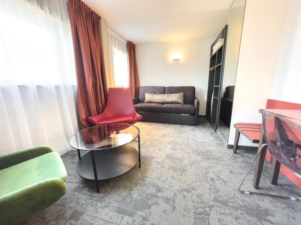 Mercure Belfort Centre : photo 4 de la chambre suite avec lit double et canapé-lit