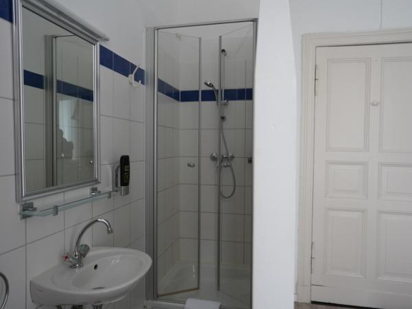 City Pension Berlin : photo 3 de la chambre chambre double avec douche privée & toilettes communes