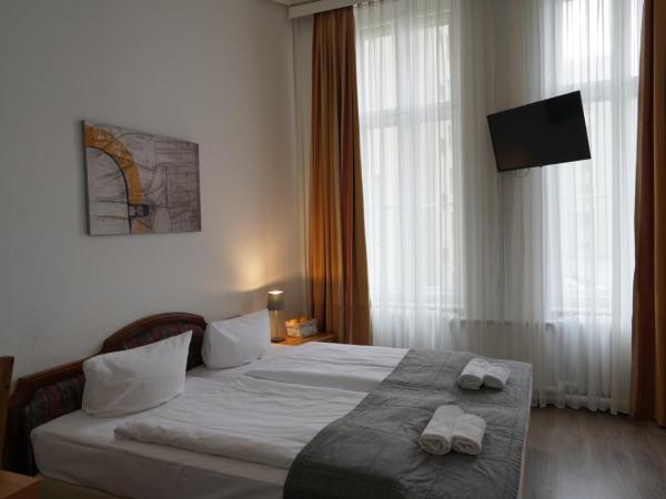 City Pension Berlin : photo 3 de la chambre chambre double avec douche privée & toilettes communes