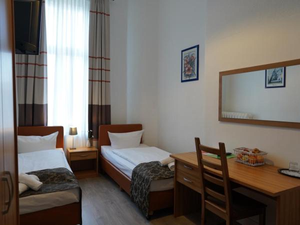 City Pension Berlin : photo 4 de la chambre chambre double avec douche privée & toilettes communes