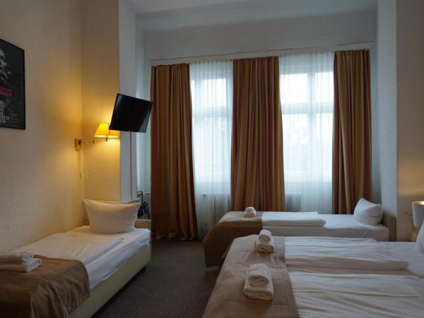 City Pension Berlin : photo 4 de la chambre chambre familiale avec salle de bains