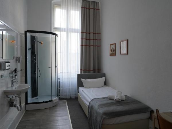City Pension Berlin : photo 4 de la chambre chambre simple avec douche privée et toilettes communes.