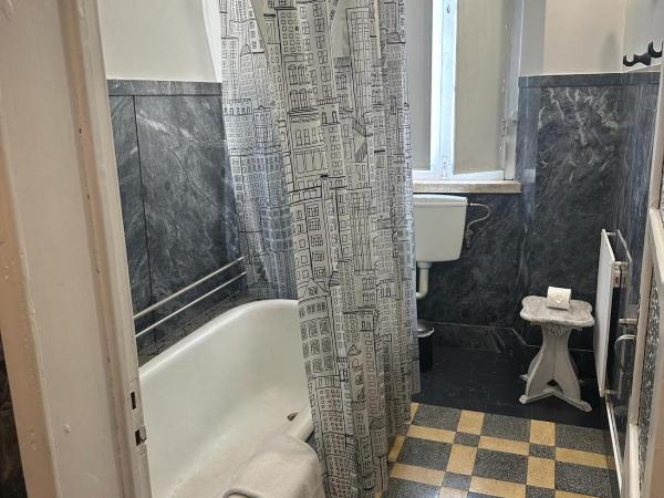 Alojamentos Vista Mar-Luisa Todi : photo 10 de la chambre chambre double ou lits jumeaux avec salle de bains privative externe